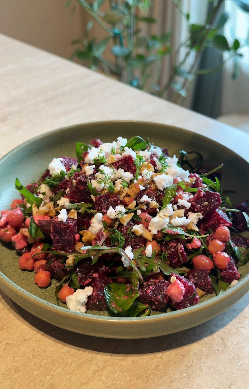 Insalata di barbabietole con salsa alle erbe ricetta